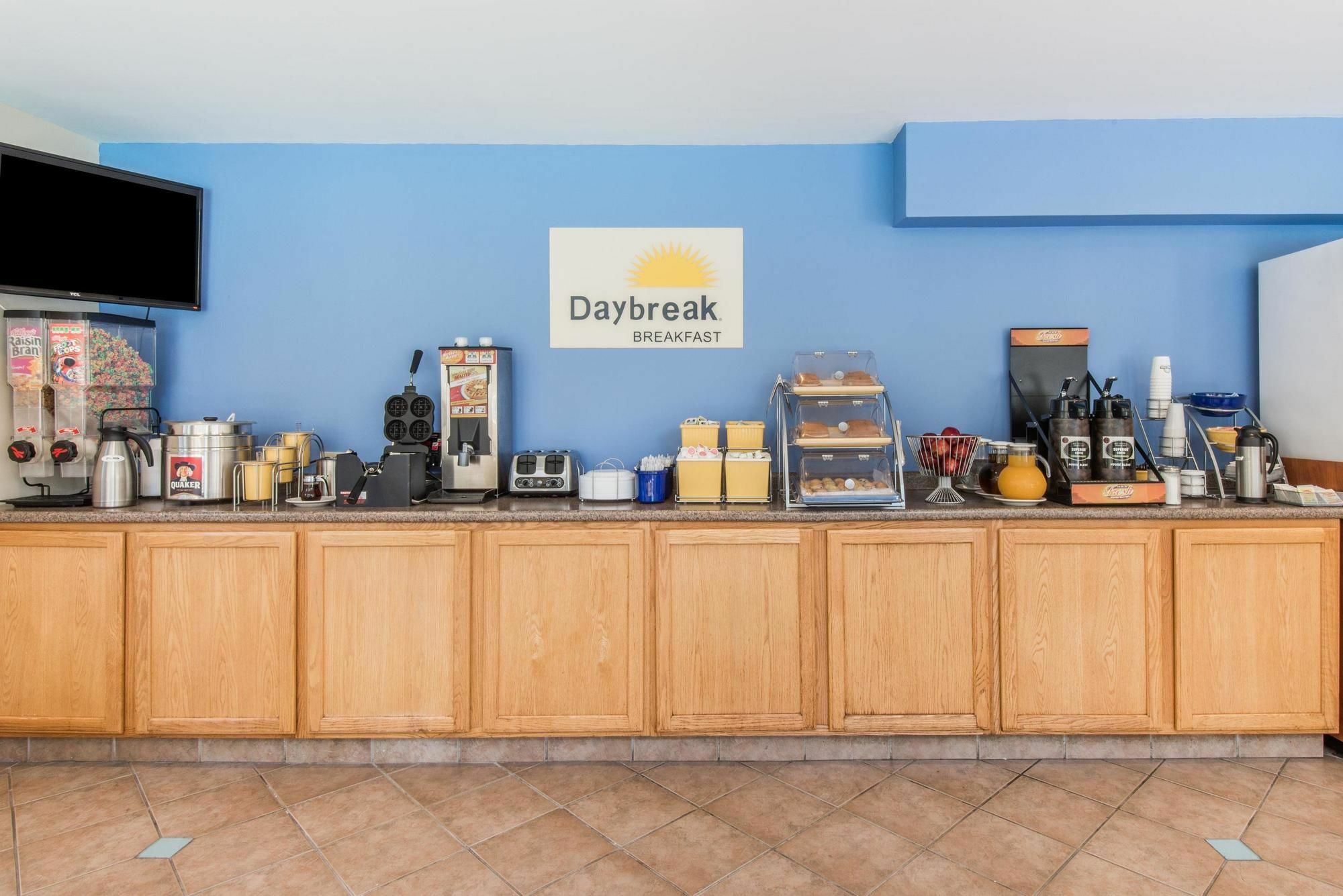 Days Inn & Suites By Wyndham Groton Near The Casinos エクステリア 写真