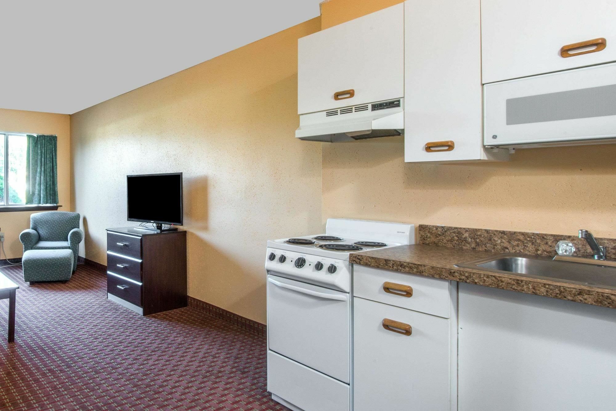 Days Inn & Suites By Wyndham Groton Near The Casinos エクステリア 写真