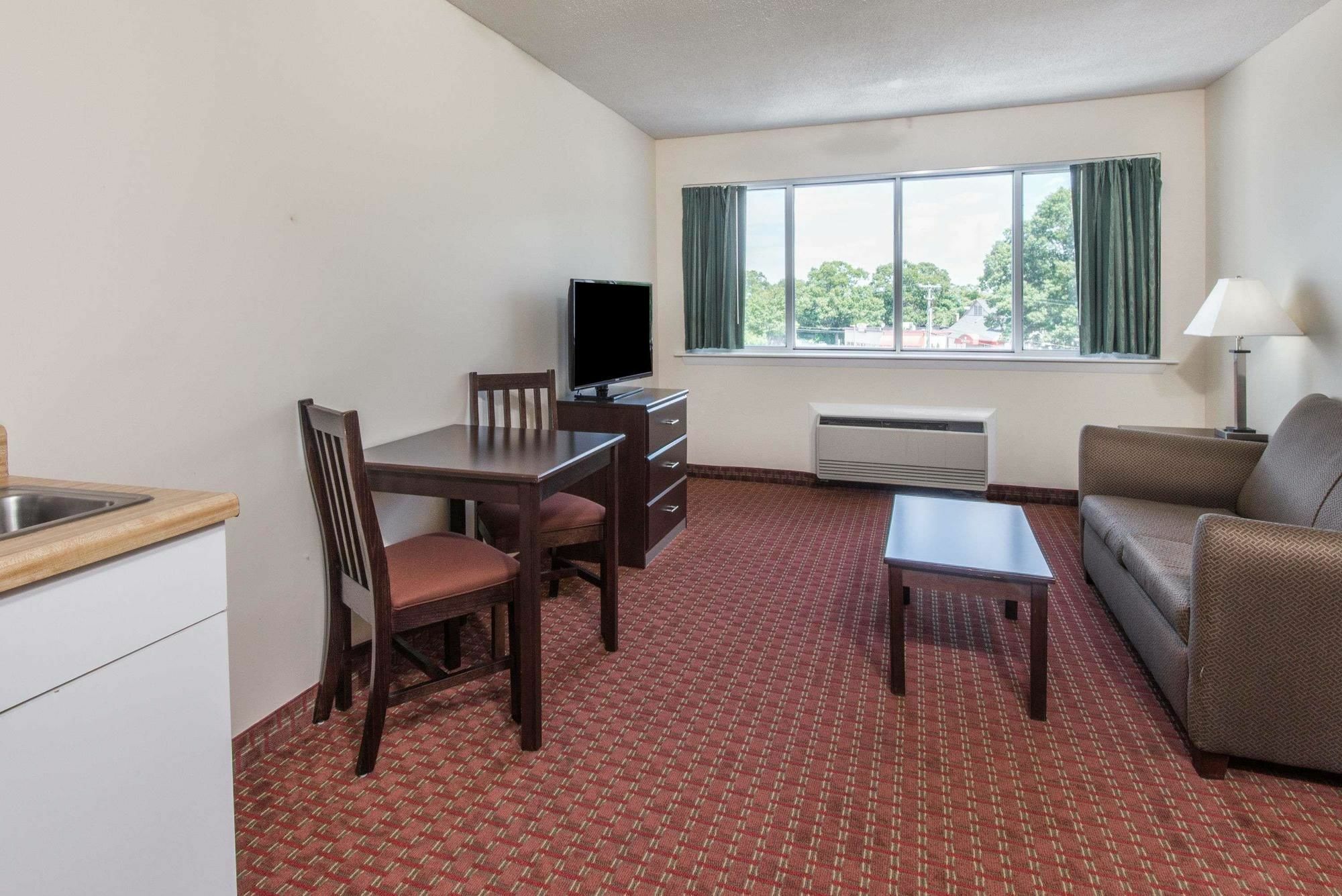 Days Inn & Suites By Wyndham Groton Near The Casinos エクステリア 写真